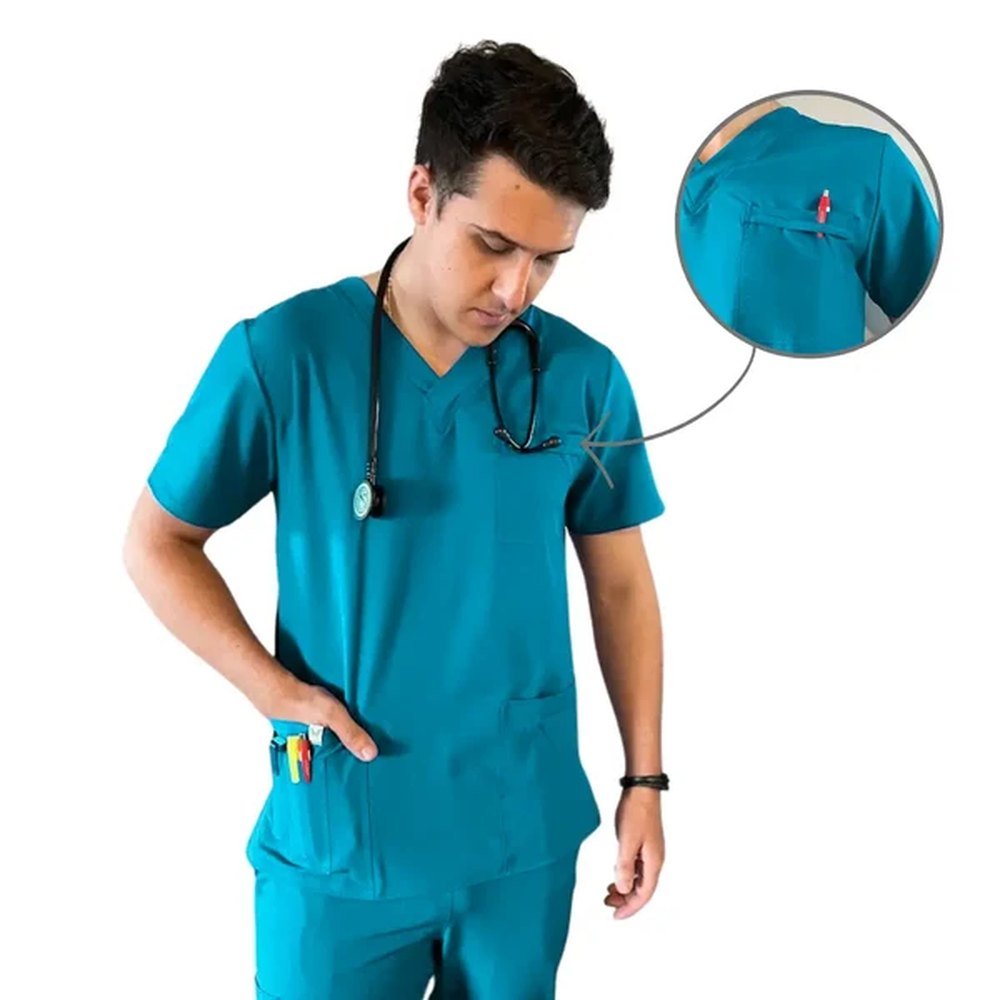 Delantal Madrid Hero 10 Delantal clínico Madrid Hero color Verde Turquesa, vista frontal con detalle del bolsillo, uniforme antifluidos para hombre