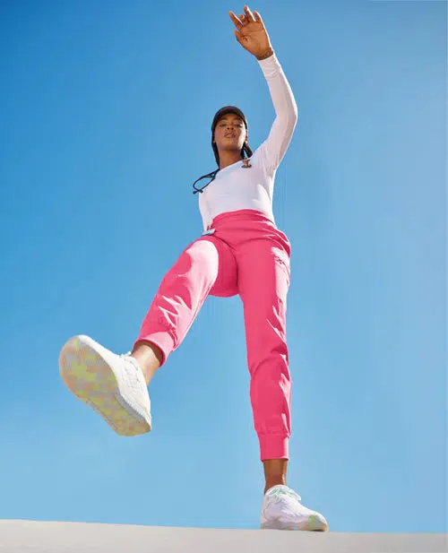 Inicio 23 Uniformes clínicos para mujer: pantalón clínico jogger
